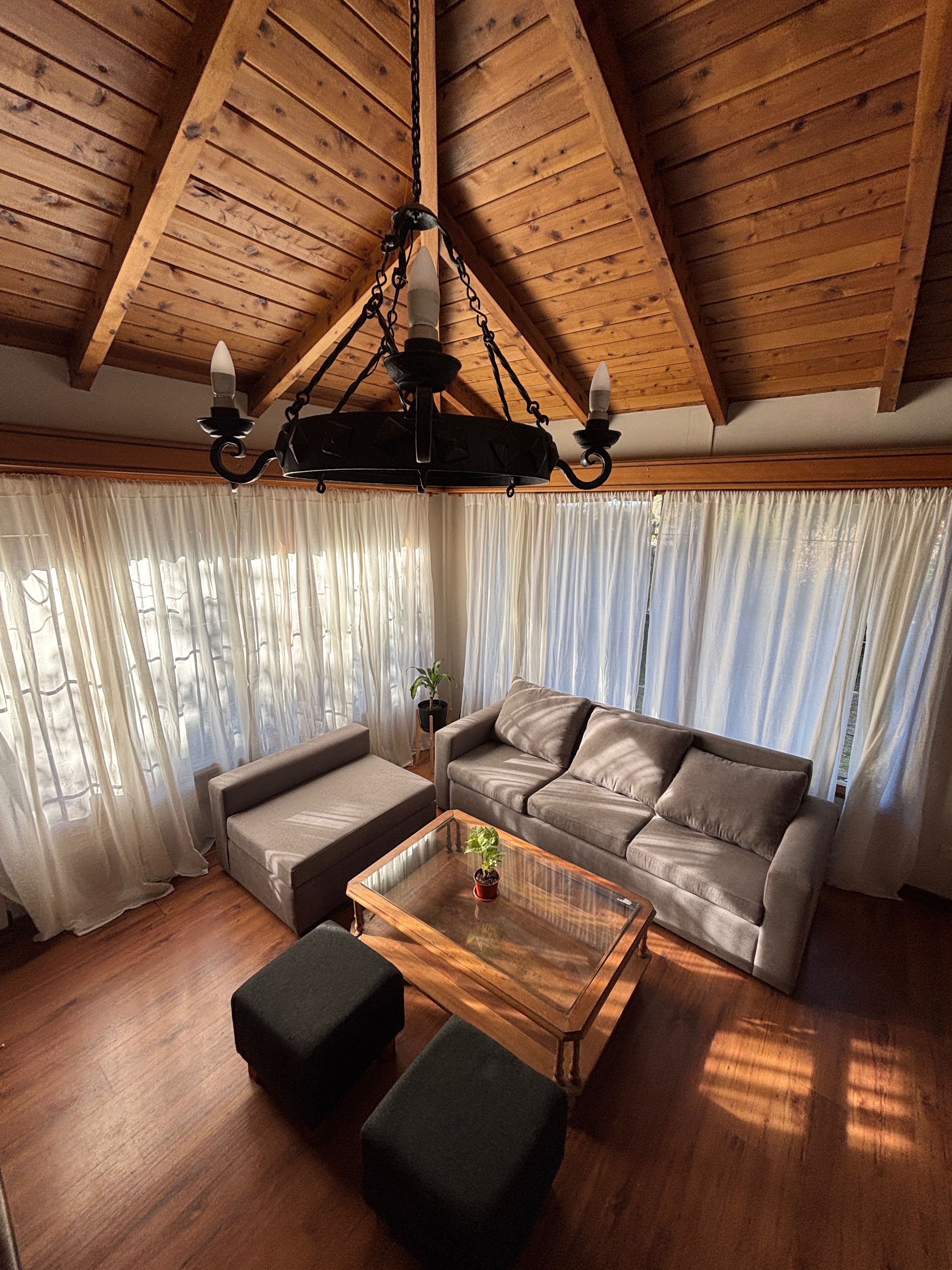 Casa cómoda con jardín y hogar a leña