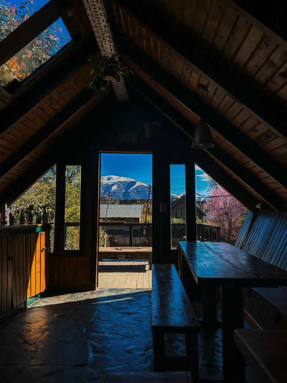Hostel con vistas el Cerro Catedral y jardin